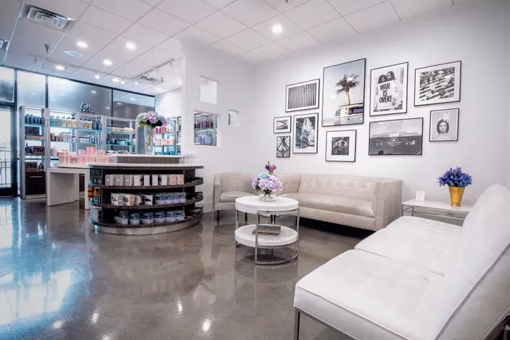 https://cdn.salonspotlight.com/photos/SW7MsaSrXF7GN9Am5GiN/0c178b64-ac9b-42b0-9142-860aeee27267_720x720