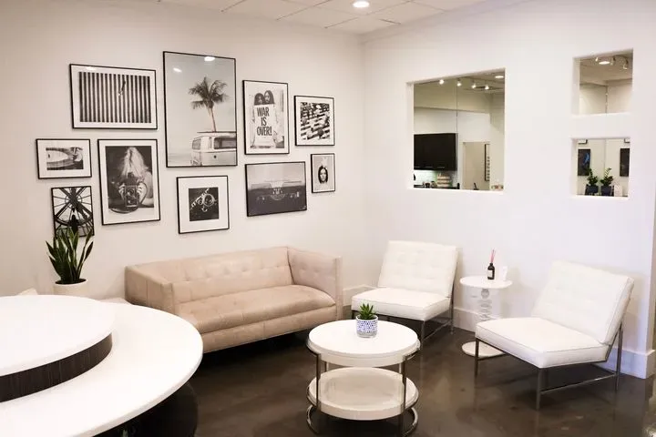 https://cdn.salonspotlight.com/photos/SW7MsaSrXF7GN9Am5GiN/3d2af517-5272-474c-9bf3-59cfa2e23f92_720x720