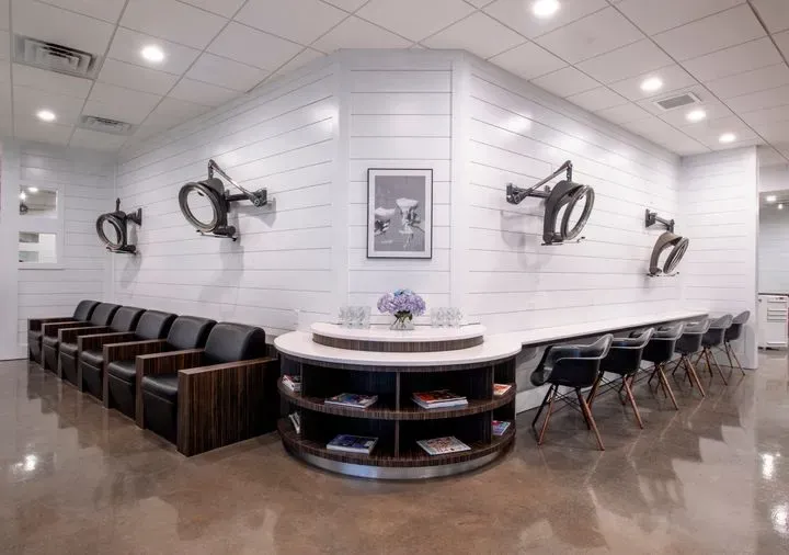 https://cdn.salonspotlight.com/photos/SW7MsaSrXF7GN9Am5GiN/e93b8d7e-f37e-4949-bf87-6a49373efef7_720x720