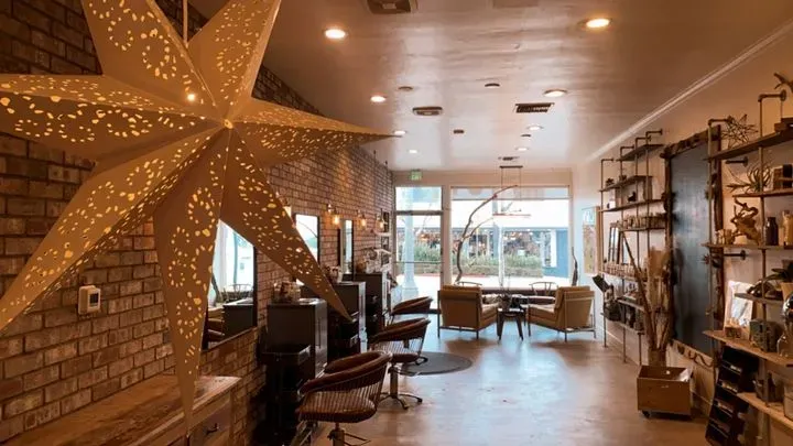https://cdn.salonspotlight.com/photos/SabbyUn6qHSjPER7Bh1q/008b0196-dd2e-4c44-8276-7125d6eee87f_720x720