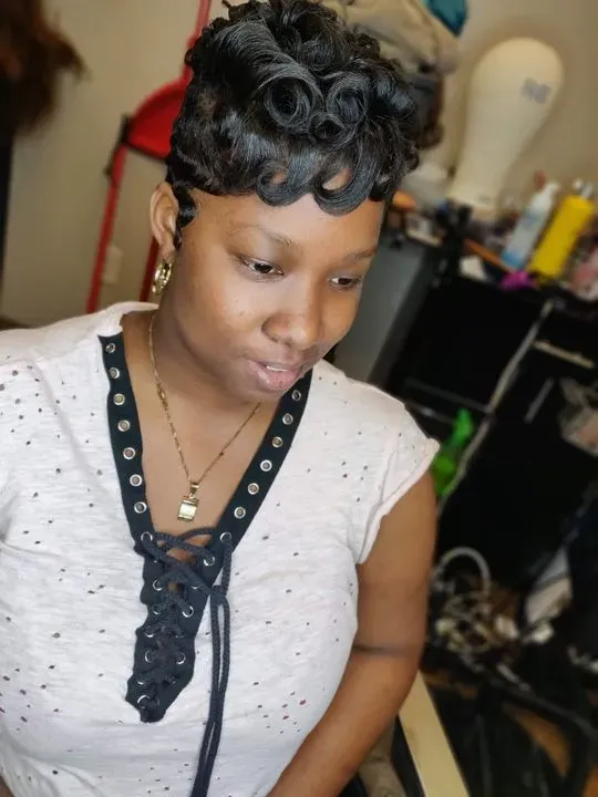 https://cdn.salonspotlight.com/photos/SbxTTGdjeBKCGbzTSYZZ/1e533b74-5753-4a78-b28a-9920dd58e83d_720x720