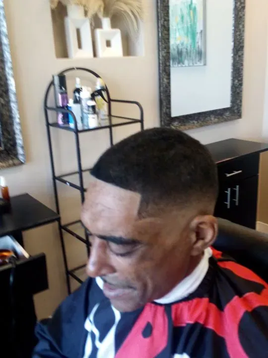 https://cdn.salonspotlight.com/photos/SbxTTGdjeBKCGbzTSYZZ/bd55d1e4-ace2-4bf7-aedd-e61bd6d9472c_720x720