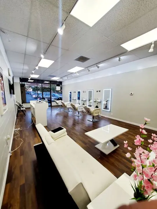 https://cdn.salonspotlight.com/photos/Sfq9kFOS5mycFK03VuUy/a238df67-9203-4290-8b87-4e20d0ff7d1b_720x720