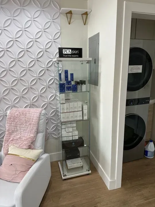 https://cdn.salonspotlight.com/photos/SgWqwuduPewA1QJLwgD4/e17c5ca7-b091-4cf1-9b97-2e1b08a24b54_720x720