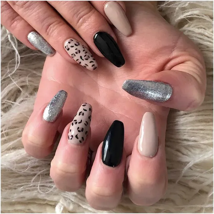 https://cdn.salonspotlight.com/photos/ShkDIzvTt2XxVOHulneQ/d6947e1f-04b2-4923-9193-a4d6fadb0092_720x720