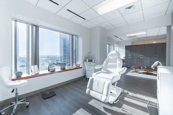 https://cdn.salonspotlight.com/photos/SktygY9yWfGNNGqi8AFo/363c1a2c-8c43-4d6f-9a1a-758d618c4e0b_720x720