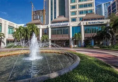https://cdn.salonspotlight.com/photos/SktygY9yWfGNNGqi8AFo/c6f7e331-5099-4d43-a384-9587c811813e_720x720