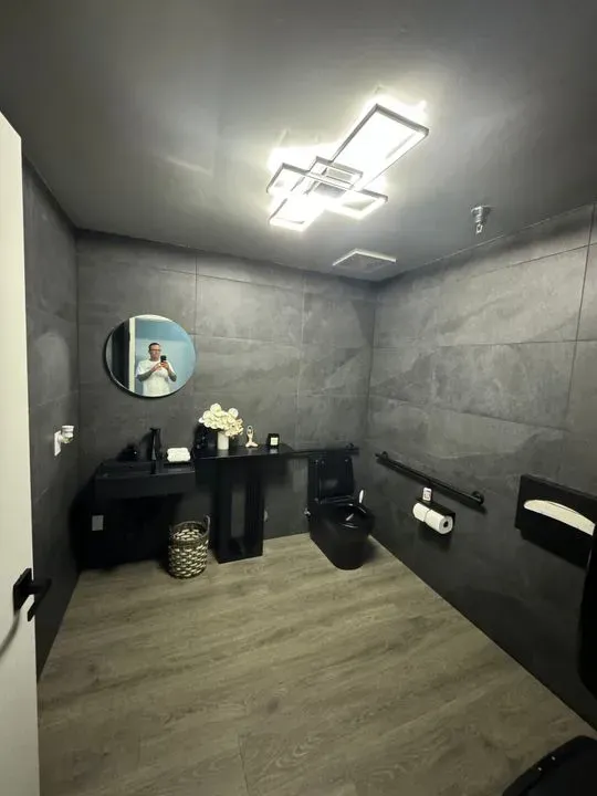 https://cdn.salonspotlight.com/photos/SloEynHrkbgFnmlyYFdq/ecc5c896-d4eb-41db-8e66-e4495ddd8292_720x720