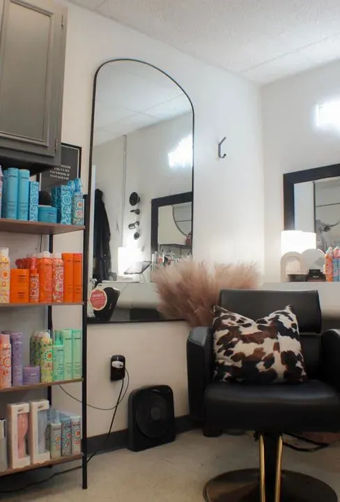 https://cdn.salonspotlight.com/photos/Sm8qWKUW4qb4y4xpKbzh/4bfe12bb-4f69-48b6-91f9-58ea20aa390f_720x720