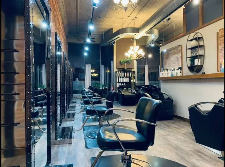 https://cdn.salonspotlight.com/photos/Smf8hvAzTJYO7Ujt1gfE/742b608b-1228-49b1-9a80-706bd7fcdf3f_720x720