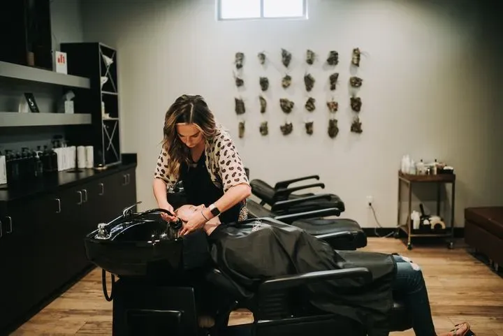 https://cdn.salonspotlight.com/photos/Sn7Daxi0gbUdBEtG8iWj/2f275542-32b6-4f5e-86b3-31cade360fa0_720x720