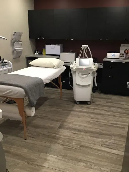 https://cdn.salonspotlight.com/photos/SoW8zIIG76VBWzmEI0In/2ad28c15-5a9e-42bd-96db-f4d0869039c7_720x720