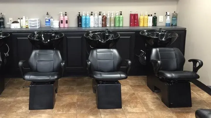 https://cdn.salonspotlight.com/photos/SoauJOesTs6JYVHooGOL/1d78d23b-17d9-4c19-a0e6-311106d8fbfa_720x720