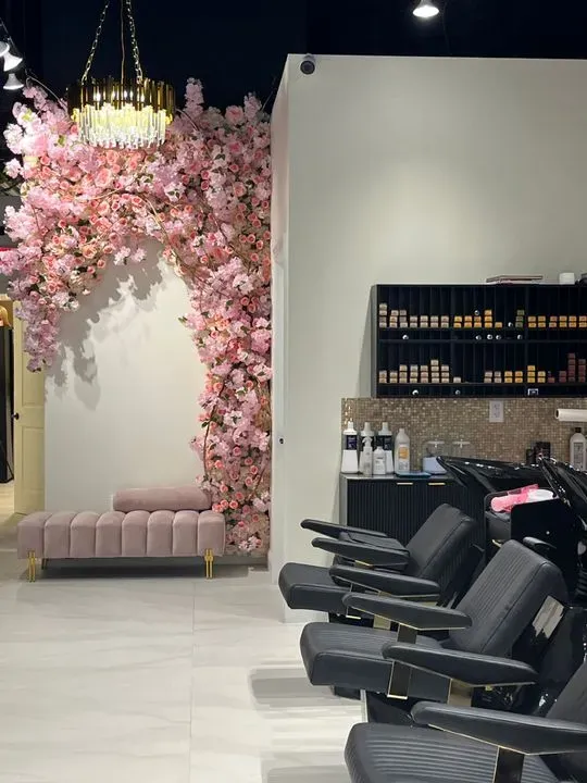 https://cdn.salonspotlight.com/photos/Sp0LUcD4orFtrKShvxwt/2435a030-af69-416e-bfc9-ab1a2daad676_720x720
