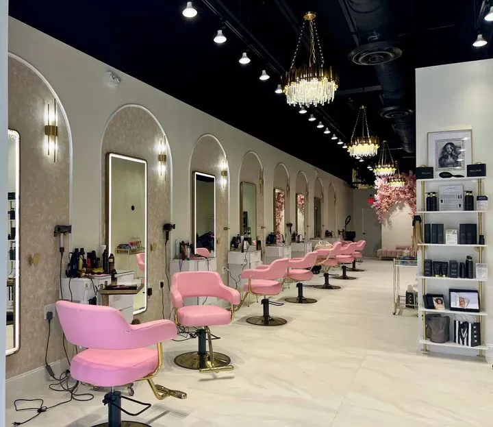 https://cdn.salonspotlight.com/photos/Sp0LUcD4orFtrKShvxwt/dfc799a3-d766-4dad-b7db-6ef169f81789_720x720