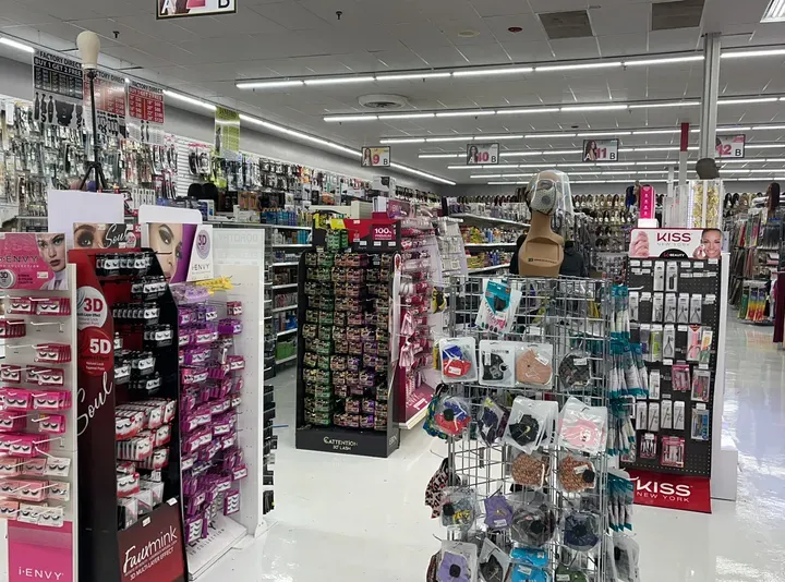 https://cdn.salonspotlight.com/photos/SpcXSNqsQoTivCXNTIVq/76b59a77-3ac1-452a-bad1-b1697b5b8054_720x720