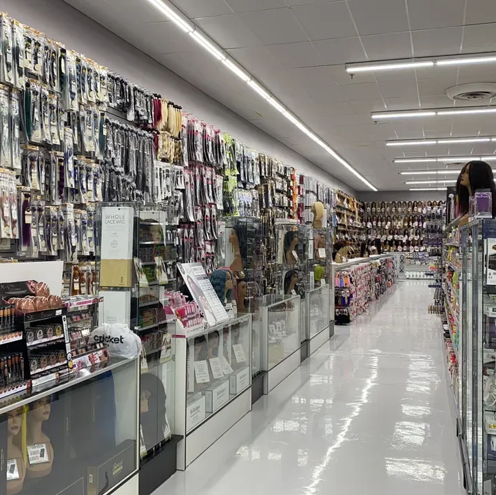 https://cdn.salonspotlight.com/photos/SpcXSNqsQoTivCXNTIVq/898726e1-1e15-4b06-a399-5b6243fcd7a7_720x720