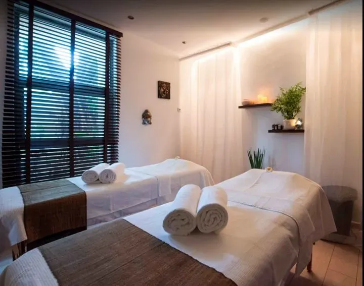 https://cdn.salonspotlight.com/photos/SrRCTX1yU2PqsVOWT8cQ/698312f8-be99-45c9-a298-49732e51731b_720x720
