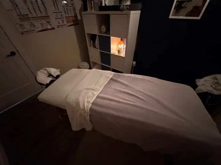 https://cdn.salonspotlight.com/photos/Ss1Wf31HLsyLgDHRYYHN/8d8649a4-537d-4ac6-b02e-c1d58d811882_720x720