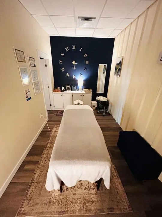 https://cdn.salonspotlight.com/photos/Ss1Wf31HLsyLgDHRYYHN/fc060091-d4ac-4542-86ea-6f3a1f840712_720x720