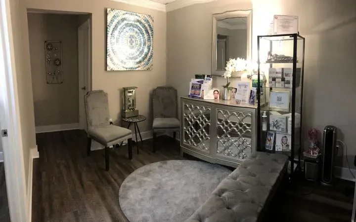 https://cdn.salonspotlight.com/photos/Ssr7Va7Yahb5oYhEkT1Z/24adfdf6-4b64-4a01-b37e-d04402184555_720x720