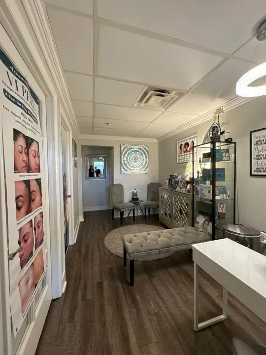 https://cdn.salonspotlight.com/photos/Ssr7Va7Yahb5oYhEkT1Z/823b0650-f278-4c08-9cec-774d705c176e_720x720