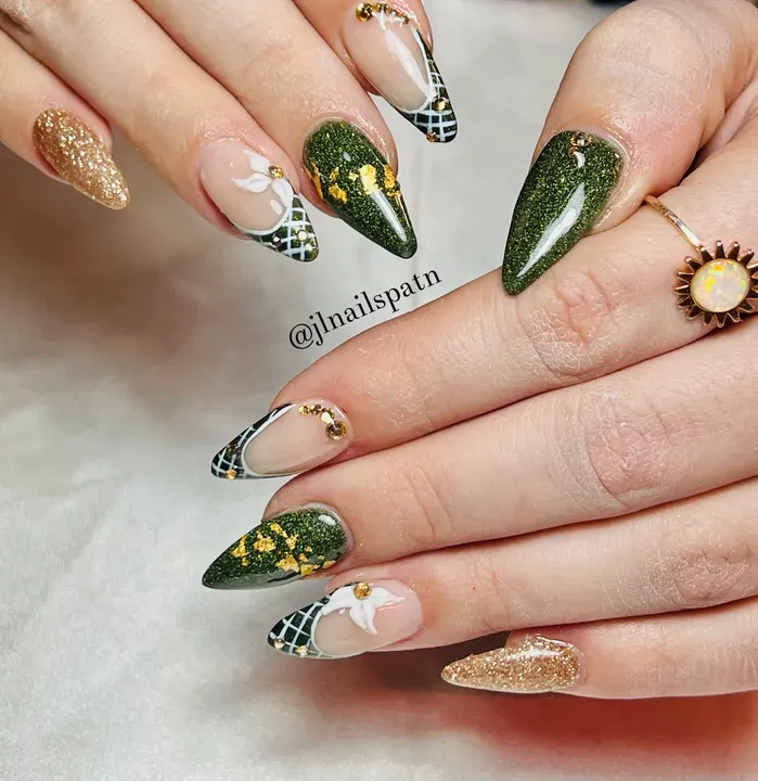 https://cdn.salonspotlight.com/photos/StFaAOySY3S69npfrqqa/bda3eb19-af02-490b-9cc7-cb49a751ba86_720x720