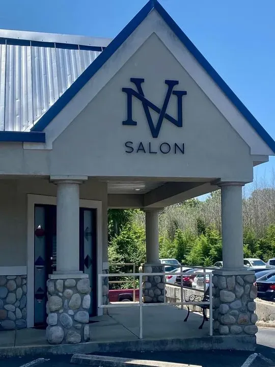 https://cdn.salonspotlight.com/photos/SzX4GdsgZ2VHyHMNjfAk/6f0deae5-5ecf-49bc-874b-3802ae086531_720x720
