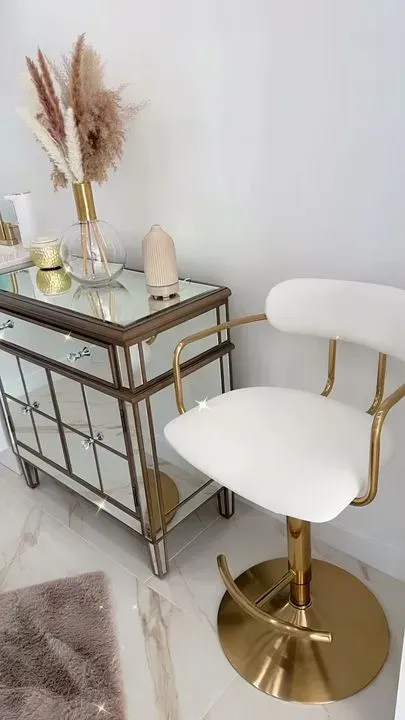https://cdn.salonspotlight.com/photos/T1iWBPlrh467IYQQL1tw/58630850-6393-4b7c-b001-6c0ddf018cd4_720x720