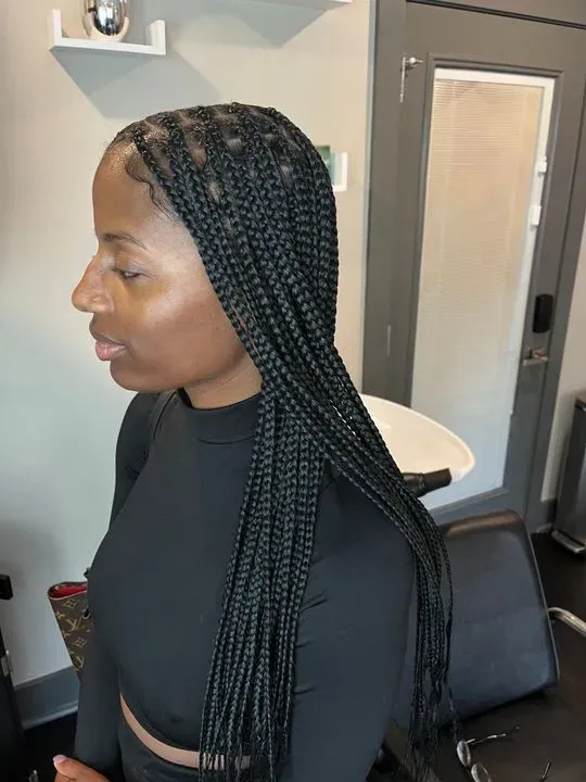 https://cdn.salonspotlight.com/photos/T2FcAD2KZEch9ZQ44mTt/f6e32759-c96f-4fbc-b762-7cfff7ee7ca2_720x720