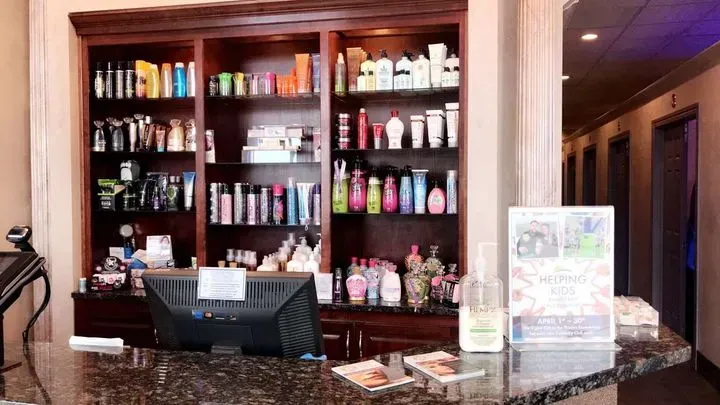 https://cdn.salonspotlight.com/photos/T2MBXHqDQzHcz4HjJ5HY/dc6fc515-6aa0-4913-8a39-432164ae69f9_720x720