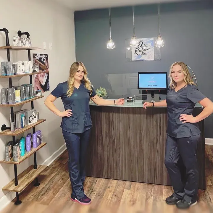 https://cdn.salonspotlight.com/photos/T3XYmUH5jlq6fErVsgfV/1bf55fe2-47d4-4c5a-a6d2-9cf47990585b_720x720