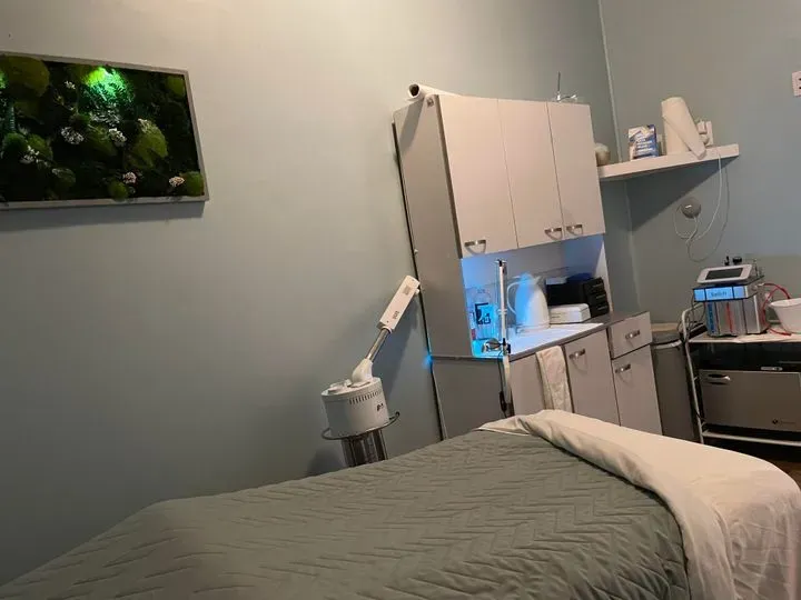 https://cdn.salonspotlight.com/photos/T3XYmUH5jlq6fErVsgfV/fb0dce87-6421-416d-8bef-b068fa86e74b_720x720