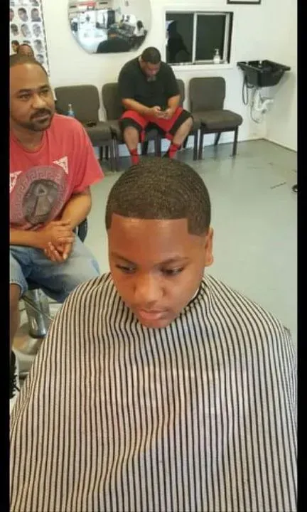 https://cdn.salonspotlight.com/photos/T4WxzbpOFWtBAyExkYvA/82e12968-704b-49de-a04f-72ddd58e619b_720x720