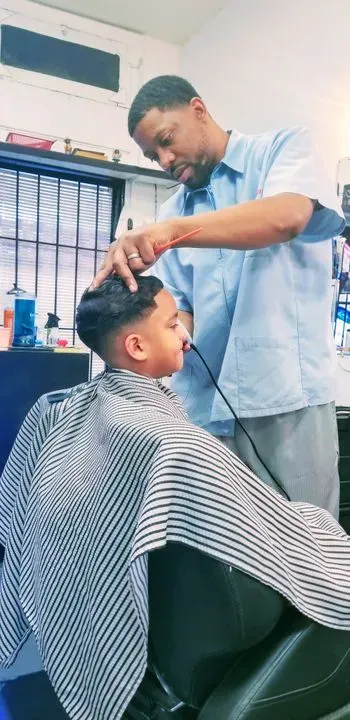 https://cdn.salonspotlight.com/photos/T4WxzbpOFWtBAyExkYvA/d2e70790-5cc0-4b95-8a74-c3d549060506_720x720