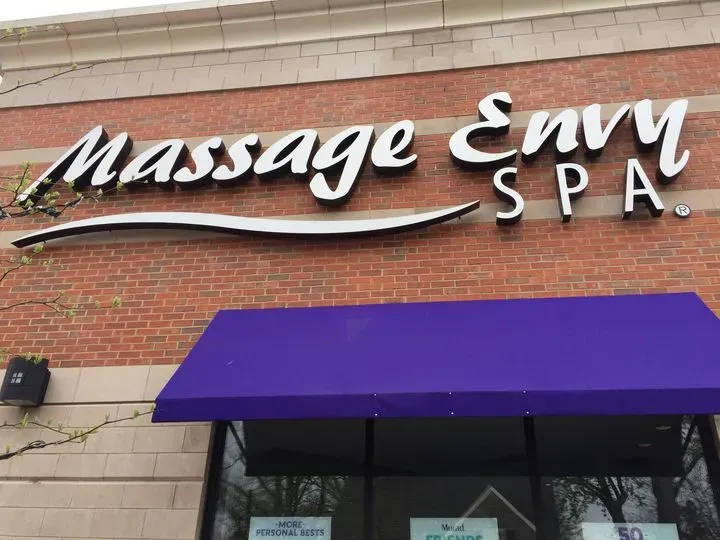 https://cdn.salonspotlight.com/photos/T4kLGDsAjx23U8fwfa8R/166d0c6e-d3e2-4912-8f60-18bd2311c105_720x720