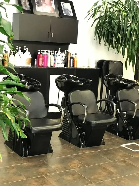 https://cdn.salonspotlight.com/photos/T6LpVaqNrvknAV0mhZ7Q/d262d273-e042-4357-9671-9a2286e64049_720x720