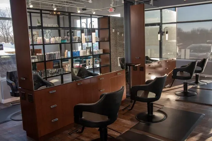 https://cdn.salonspotlight.com/photos/T8HClFdjM8upwiIVDI2z/0827e756-f344-499e-927f-a765df22b725_720x720