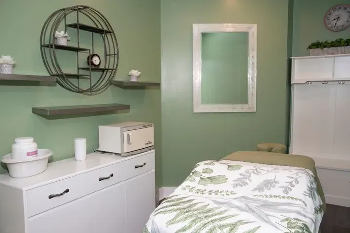 https://cdn.salonspotlight.com/photos/T8HClFdjM8upwiIVDI2z/2f8f6518-6f69-453c-ae71-59c69e844e44_720x720