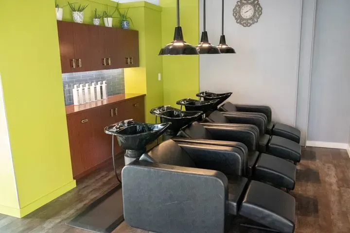 https://cdn.salonspotlight.com/photos/T8HClFdjM8upwiIVDI2z/9ee3c308-2ca4-44cc-85e6-2a665e85dbe3_720x720