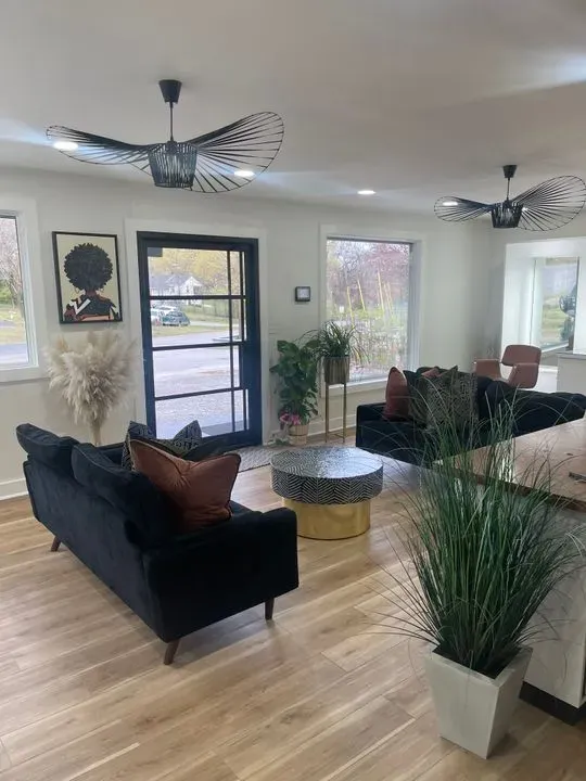 https://cdn.salonspotlight.com/photos/T9B4ZvKZriYVSr3qwgKT/09947d27-b169-4753-a104-efa07eed9e13_720x720