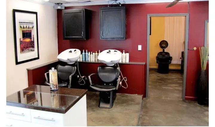 https://cdn.salonspotlight.com/photos/T9B4ZvKZriYVSr3qwgKT/1627e560-7e1c-4a3b-873f-86bb43d9930d_720x720
