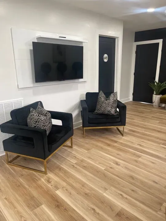 https://cdn.salonspotlight.com/photos/T9B4ZvKZriYVSr3qwgKT/6993eca0-f12e-483f-8572-6bede637f572_720x720