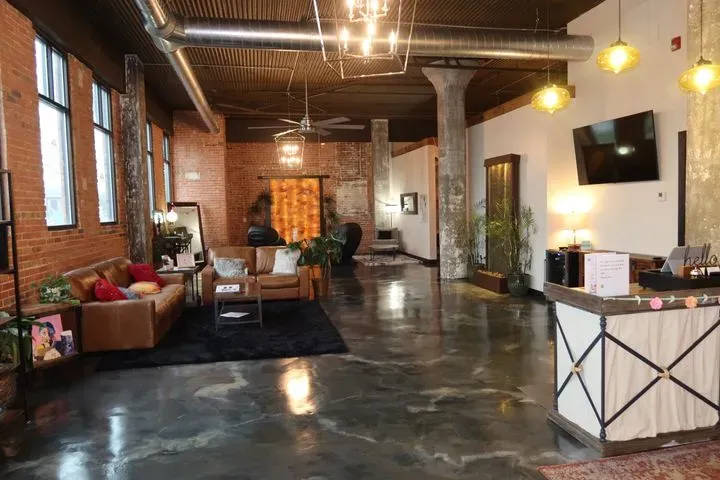 https://cdn.salonspotlight.com/photos/T9a6f8W3UQvATXqgM1DY/aa1e27e8-6a65-4b15-aa20-e7651613e779_720x720
