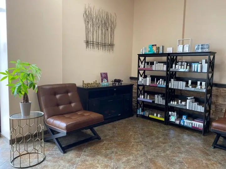 https://cdn.salonspotlight.com/photos/TAAV4DdDR9WP21UUYC3D/7f0e9417-d40f-49ca-9f93-04a401041f50_720x720