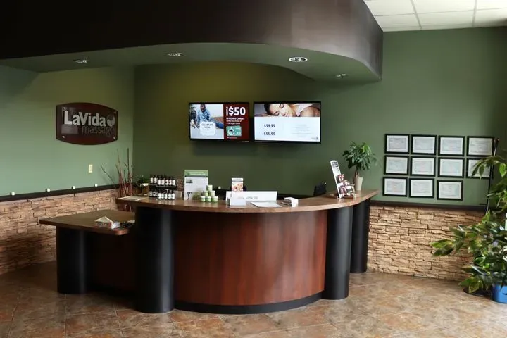 https://cdn.salonspotlight.com/photos/TAAV4DdDR9WP21UUYC3D/fee88690-8c5d-437d-8f7f-b6ab6f3192f8_720x720