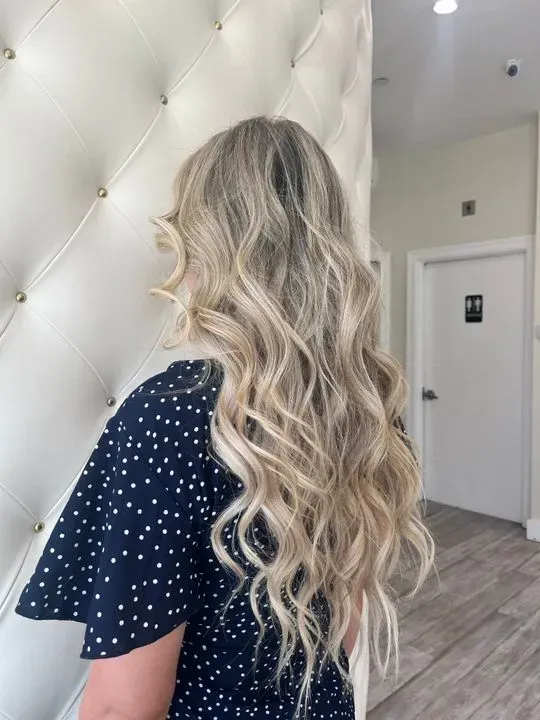 https://cdn.salonspotlight.com/photos/TD8HvcXZ4tkMXVuWV6Ti/00bcf712-96ba-470b-95a0-c580ccf31ea3_720x720