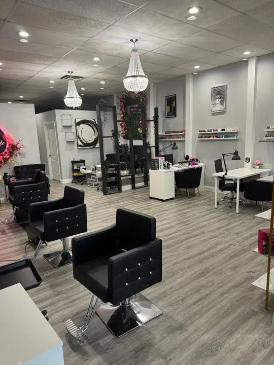 https://cdn.salonspotlight.com/photos/TDNWQTNi8SsQIUQmRvdG/bf296a25-8214-4e0c-a54f-14bd4b8f7b56_720x720