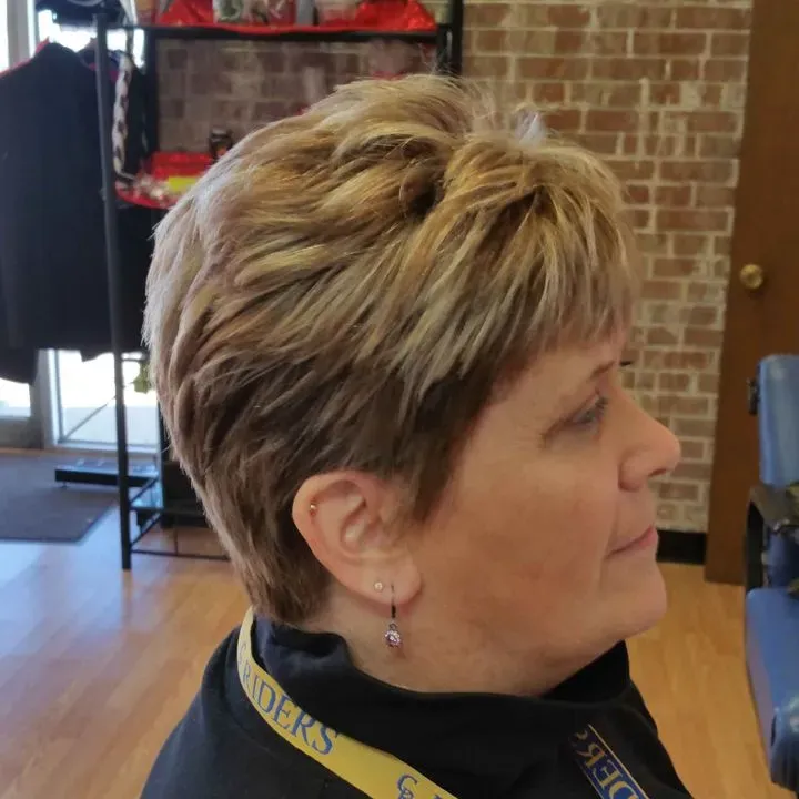 https://cdn.salonspotlight.com/photos/TElIkOTEKB5HXTmiZFGI/5bd15977-6fb6-4446-bb50-d311ab479e5a_720x720