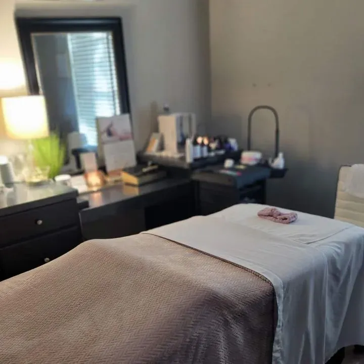 https://cdn.salonspotlight.com/photos/TFIH2c663goOk94Mkmk3/fb82ad58-de32-4db3-9a8e-14b03232146e_720x720
